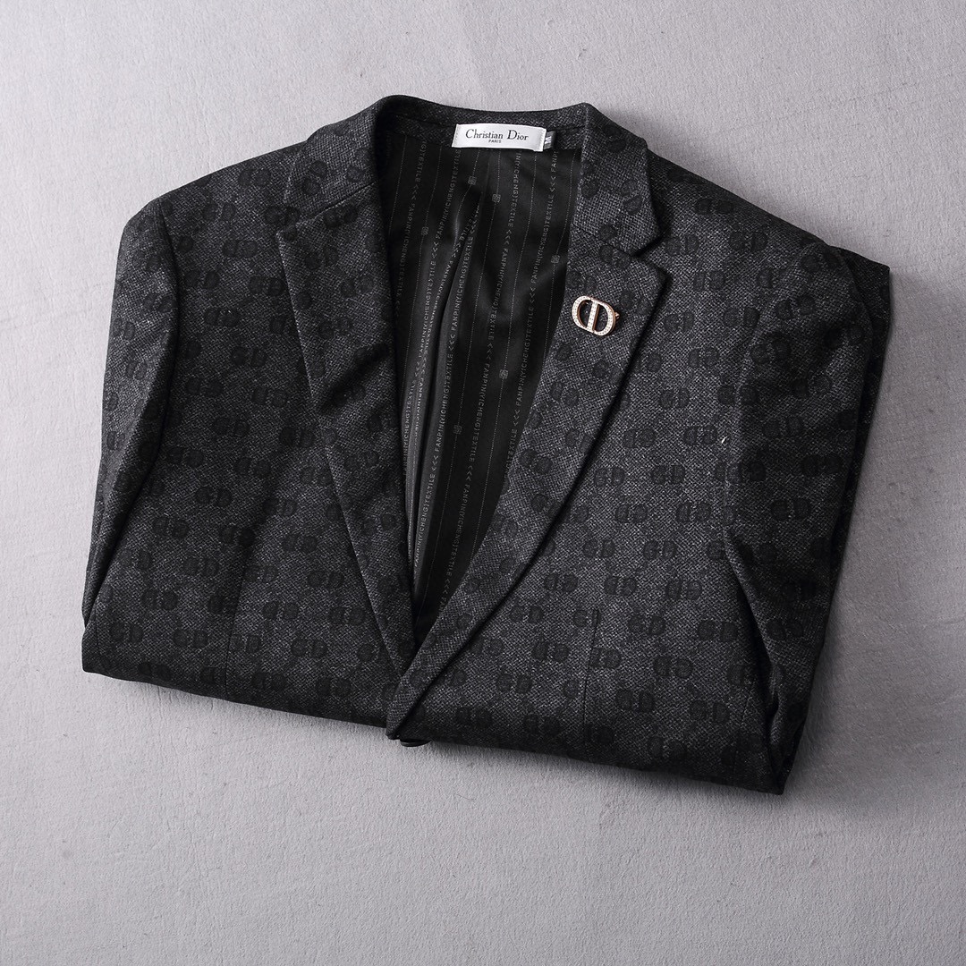 ！ 🔥DIOR
新品时尚男士西服🔥贸易公司渠道货，人气极高的一款单品。通体的造型颇具设计感，在视觉方面足