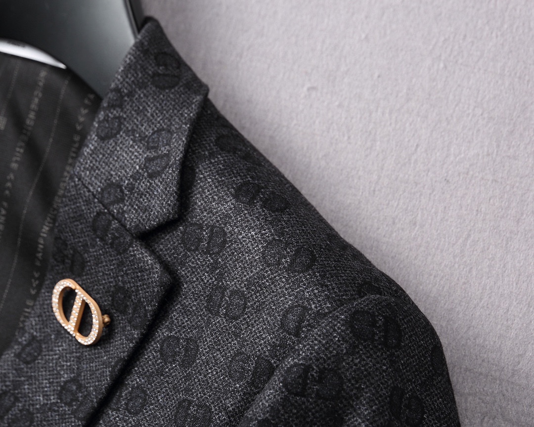 ！ 🔥DIOR
新品时尚男士西服🔥贸易公司渠道货，人气极高的一款单品。通体的造型颇具设计感，在视觉方面足