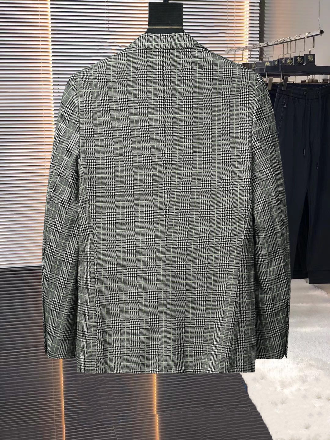 ！ 🔥巴宝莉
新品时尚男士西服🔥贸易公司渠道货，人气极高的一款单品。通体的造型颇具设计感，在视觉方面足矣