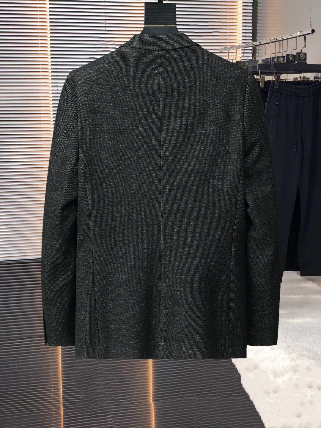 ！ 🔥普拉达
新品时尚男士西服🔥贸易公司渠道货，人气极高的一款单品。通体的造型颇具设计感，在视觉方面足矣
