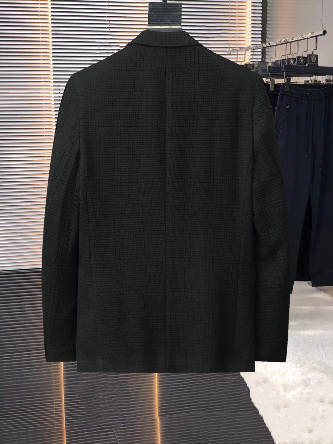 ！ 🔥范思哲
新品时尚男士西服🔥贸易公司渠道货，人气极高的一款单品。通体的造型颇具设计感，在视觉方面足矣