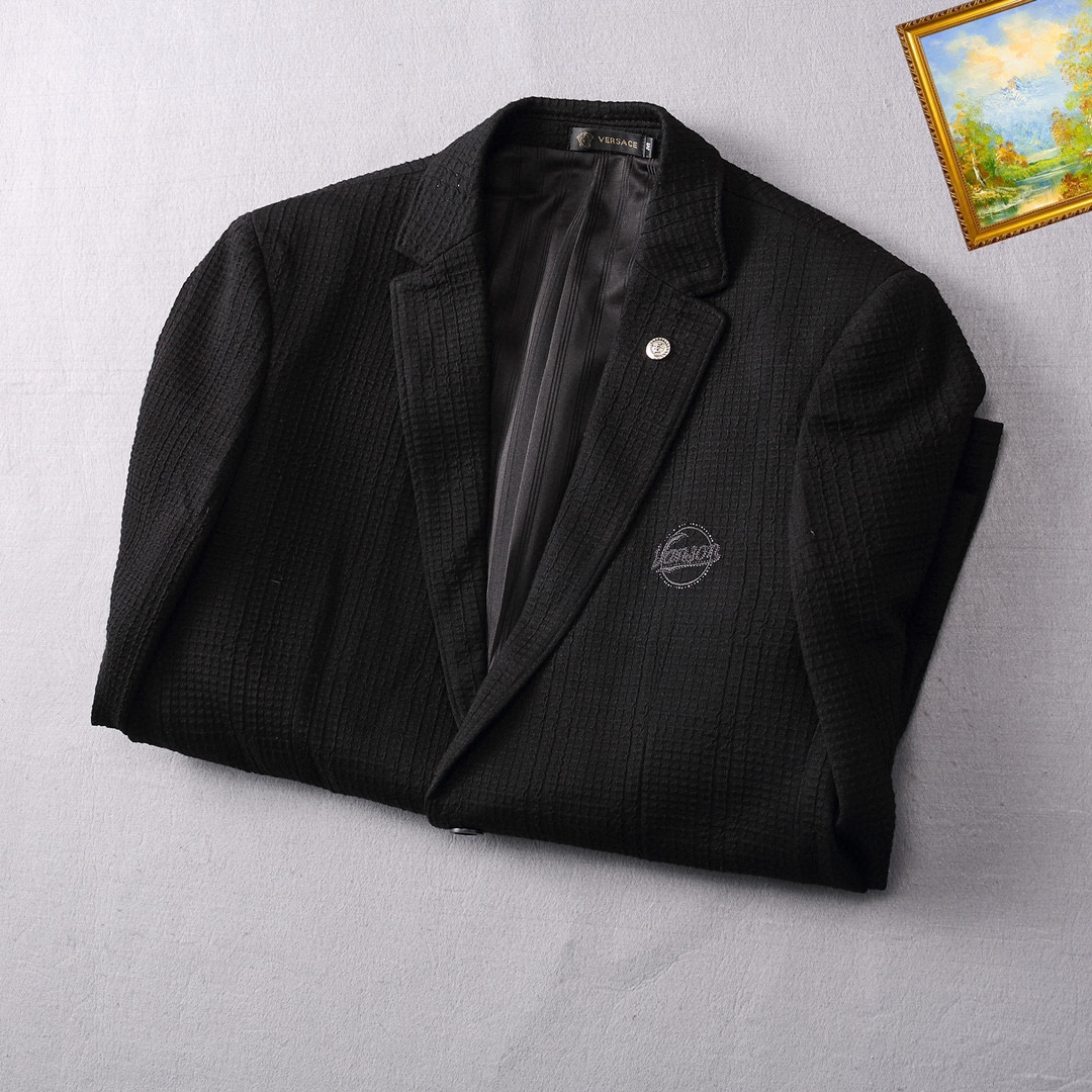！ 🔥范思哲
新品时尚男士西服🔥贸易公司渠道货，人气极高的一款单品。通体的造型颇具设计感，在视觉方面足矣