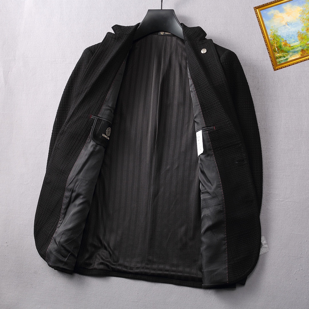 ！ 🔥范思哲
新品时尚男士西服🔥贸易公司渠道货，人气极高的一款单品。通体的造型颇具设计感，在视觉方面足矣