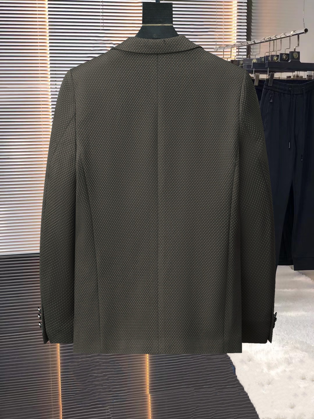 ！ 🔥巴宝莉
新品时尚男士西服🔥贸易公司渠道货，人气极高的一款单品。通体的造型颇具设计感，在视觉方面足矣
