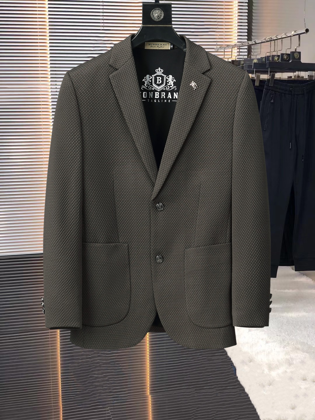 ！ 🔥巴宝莉
新品时尚男士西服🔥贸易公司渠道货，人气极高的一款单品。通体的造型颇具设计感，在视觉方面足矣