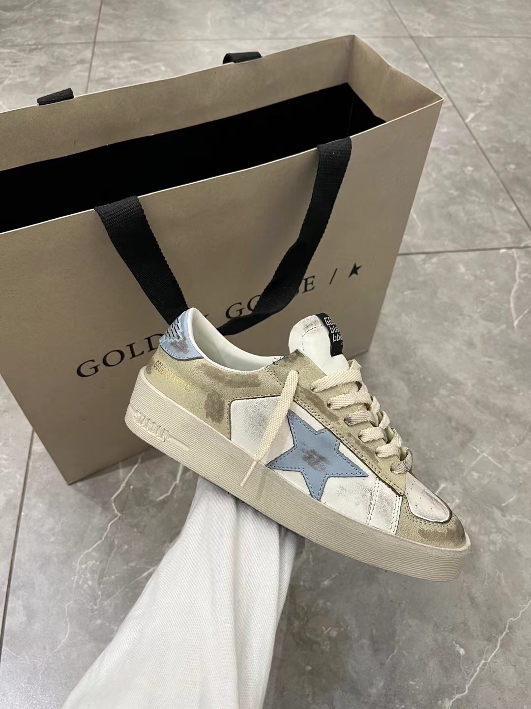 NO:171695,(Long-term goods. Order inquiry) Cracked Blue Star Shoes Couple's top-level purchasing high-end version. Don't disturb the low-end 2025 new ggdb stardan series small dirty shoes couple's shoes popular thick-soled small white shoes Golden Gse Deluxe Brand SUPER$TAR N pair of genuine disassembly version# The best market is not convinced, and it is better than the white shoes. It breaks the traditional aesthetics and the small dirty shoes have done it!  Celebrity private server demonstration is so versatile!  No need to worry about washing shoes anymore!  The original matte cowhide (the essence of the old) is customized towel material   Italian cowhide, exclusive mold latex pad, 2cm high-rise insole can be taken out, hand polished by old craftsmen, even the soles are unruly dirty, with a combination of edges and a high-standard shipment!  Upgraded new packaging: original box. Graffiti white cloth bag, scan the code to verify on the official website. Card, tag for women 35-40 men 40-45 (male size is 10.) Color: ggdb star Dan black and white pairing of shoes due to the wide variety of colors. Color only supports the same color tone., casual shoes/sports shoes, sneakers, cowhide19860909（长期做货.订单询价） 裂纹蓝星板鞋情侣款顶级代购高版本.低端勿扰 2025年新款ggdb stardan系列小脏鞋情侣鞋板鞋爆款厚底小白鞋 Golden Gse Deluxe Brand SUPER$TAR N双正品拆解打版# 市场最优不服来比 # 火红程度比小白鞋还要早,打破传统审美,小脏鞋做到了！明星私服上脚示范 就是这么百搭 ！再也不用担心洗鞋的问题啦！ 鞋面原版磨砂牛皮（做旧精髓所在）内里定制毛巾料 意大利牛皮,独家开模乳胶垫 2cm内增高鞋垫可以拿出来哦 老工匠手工打磨,就连鞋底也是不羁的脏,包边组合大底,高标准出货！ 升级新包装:原版盒. 涂鸦白布袋,扫码官网验证. 卡片,吊牌 女 35-40 男40-45（男码贵10.） 颜色:ggdb star Dan 板鞋黑白拼 由于颜色繁多. 彩色只支持同色调码.,休闲鞋/运动鞋,sneakers,cowhide,Women's Shoes