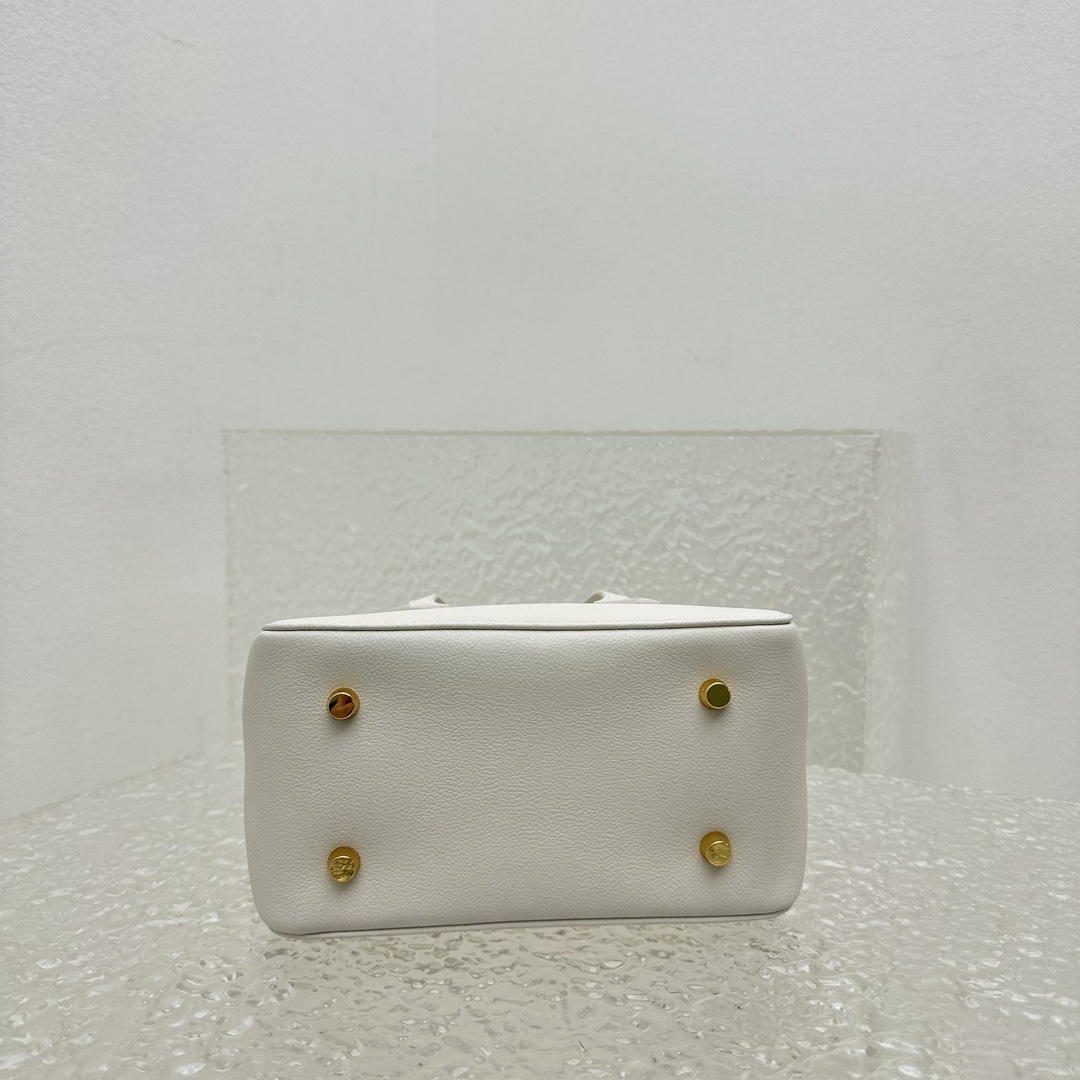 小号白色新款Maevé保龄球包包包采用极简洁流畅的线条达到时而柔和浪漫时而率性不羁的效果简约小众的设计羊