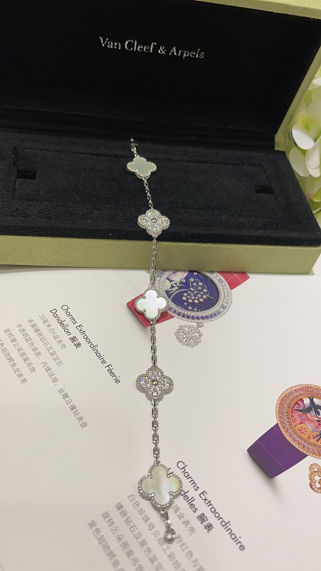 NO:634831,88320. The white mother-of-pearl separated diamond version & white mother-of-pearl four-leaf clover five-flower bracelet arrived today in white gold. VIP special custom-made white mother-of-pearl platinum full of diamonds. The real thing is so beautiful that it has a pure and hazy white moonlight feeling. It has a unique gentleness and nobility. I can’t bear to take it off when I put it on. Real shot of sterling silver material. CNC jewelry craftsmanship. Seiko version, bracelet, pure silver, Cartier high-end jewelry.1986090988320.今日到货白贝隔钻版  & 白贝母四叶草五花手链白金色 vip特殊定制白贝母白金色满钻 实物美哭了有种纯洁朦胧的白月光感 独一份的温柔贵气 戴上就舍不得摘下来 实拍纯银材质 cnc珠宝工艺精工版本,,bracelet,pure silver,卡迪亚高端饰品,Jewelry