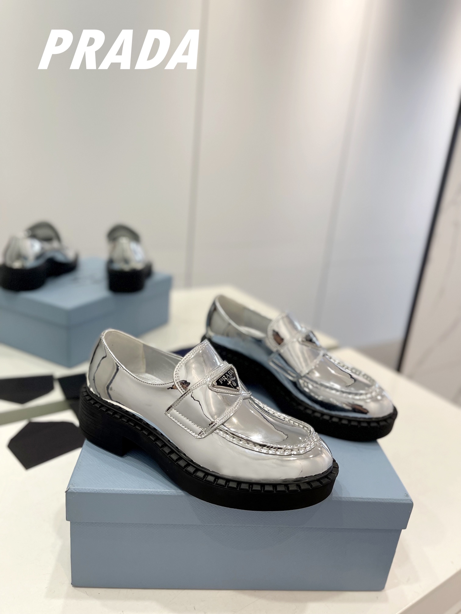 NO:234033,(Top version of Prada) British retro design, classic and attractive!  The original inverted mold last is the ultimate 1:1 shape, and imported high-end fabrics show a delicate texture!  The upper is made of original imported beaded cowhide leather, and the inner foot pads are all imported water-dyed cowhide leather. The mold-opening custom-made A-grade high-density TPU outsole is luxuriously packaged!  Unique quality: 35-41 (40, 41 custom made without return or exchange), loafers, prada, loafers, cowhide19860909（顶级版本普拉达）英伦复古设计,经典耐看！原版倒模楦型,极致1:1形体,进口高端面料呈现出精致质感！ 鞋面采用原版进口开边珠牛皮 内里垫脚均采用进口水染牛皮 开模定制A级高密TPU大底, 奢华包装！ 独一无二品质 码数35-41（40、41定做不退换）,乐福鞋,prada,loafers,cowhide,Women's Shoes