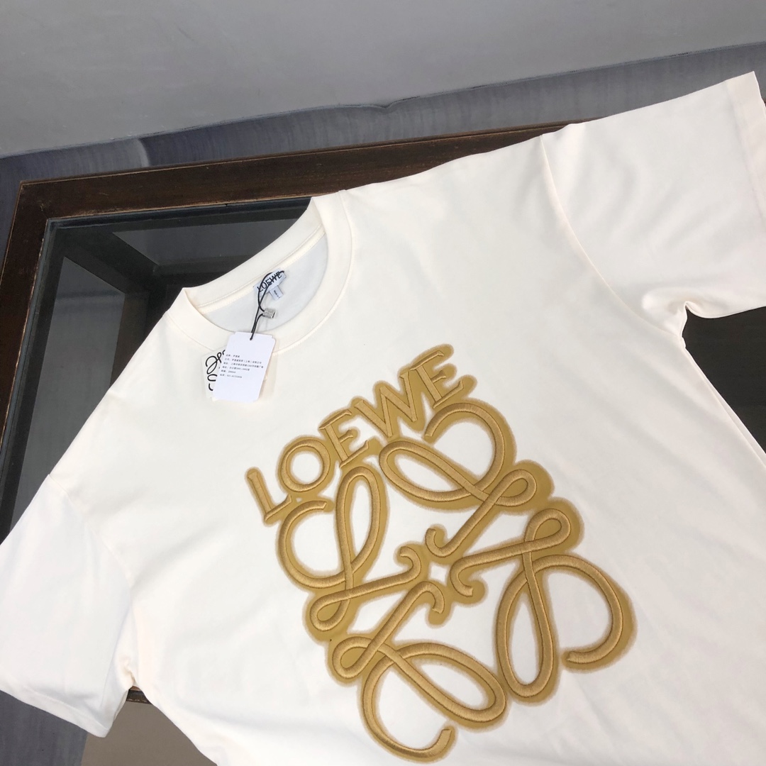 105💰  C✨LOEWE 罗意威   24ss专柜同款圆领短袖T恤～重工刺绣logo设计～定制棉质面料～ 厚板立体！衣服偏厚使整体高透气和柔软性的质感更加凸显，饱满的棉质感引起极度舒适。高端人士必备单品，原厂辅料三标齐全！男女同款！
颜色：黑色 杏色 
尺码：XS S M L（偏大版型！下单请报身高体重！）