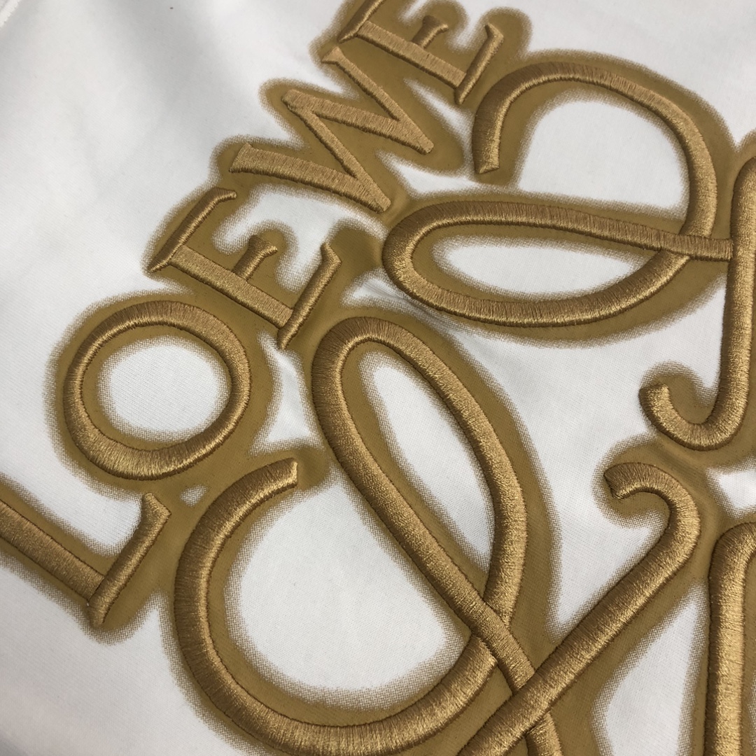 105💰  C✨LOEWE 罗意威   24ss专柜同款圆领短袖T恤～重工刺绣logo设计～定制棉质面料～ 厚板立体！衣服偏厚使整体高透气和柔软性的质感更加凸显，饱满的棉质感引起极度舒适。高端人士必备单品，原厂辅料三标齐全！男女同款！
颜色：黑色 杏色 
尺码：XS S M L（偏大版型！下单请报身高体重！）