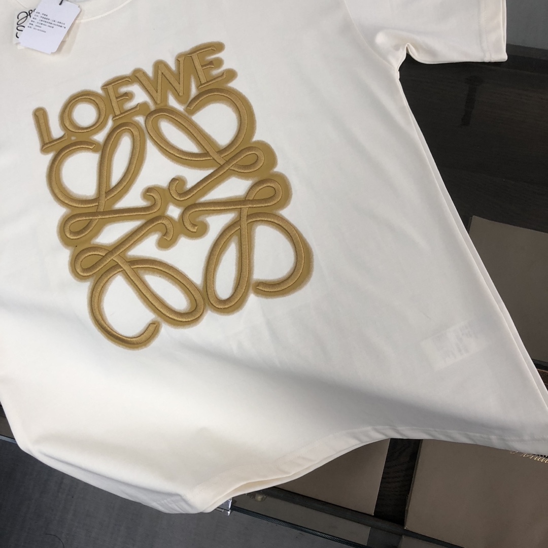 105💰  C✨LOEWE 罗意威   24ss专柜同款圆领短袖T恤～重工刺绣logo设计～定制棉质面料～ 厚板立体！衣服偏厚使整体高透气和柔软性的质感更加凸显，饱满的棉质感引起极度舒适。高端人士必备单品，原厂辅料三标齐全！男女同款！
颜色：黑色 杏色 
尺码：XS S M L（偏大版型！下单请报身高体重！）