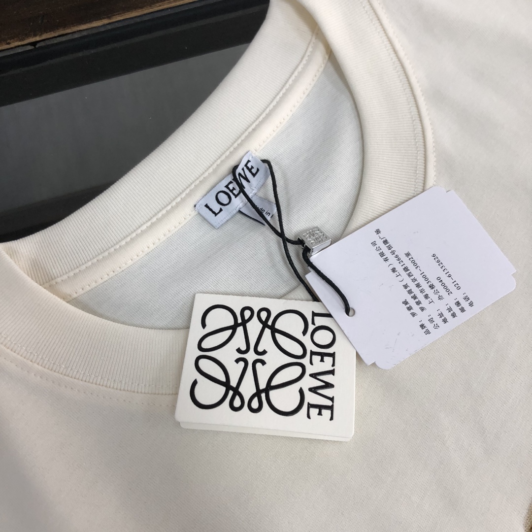 105💰  C✨LOEWE 罗意威   24ss专柜同款圆领短袖T恤～重工刺绣logo设计～定制棉质面料～ 厚板立体！衣服偏厚使整体高透气和柔软性的质感更加凸显，饱满的棉质感引起极度舒适。高端人士必备单品，原厂辅料三标齐全！男女同款！
颜色：黑色 杏色 
尺码：XS S M L（偏大版型！下单请报身高体重！）
