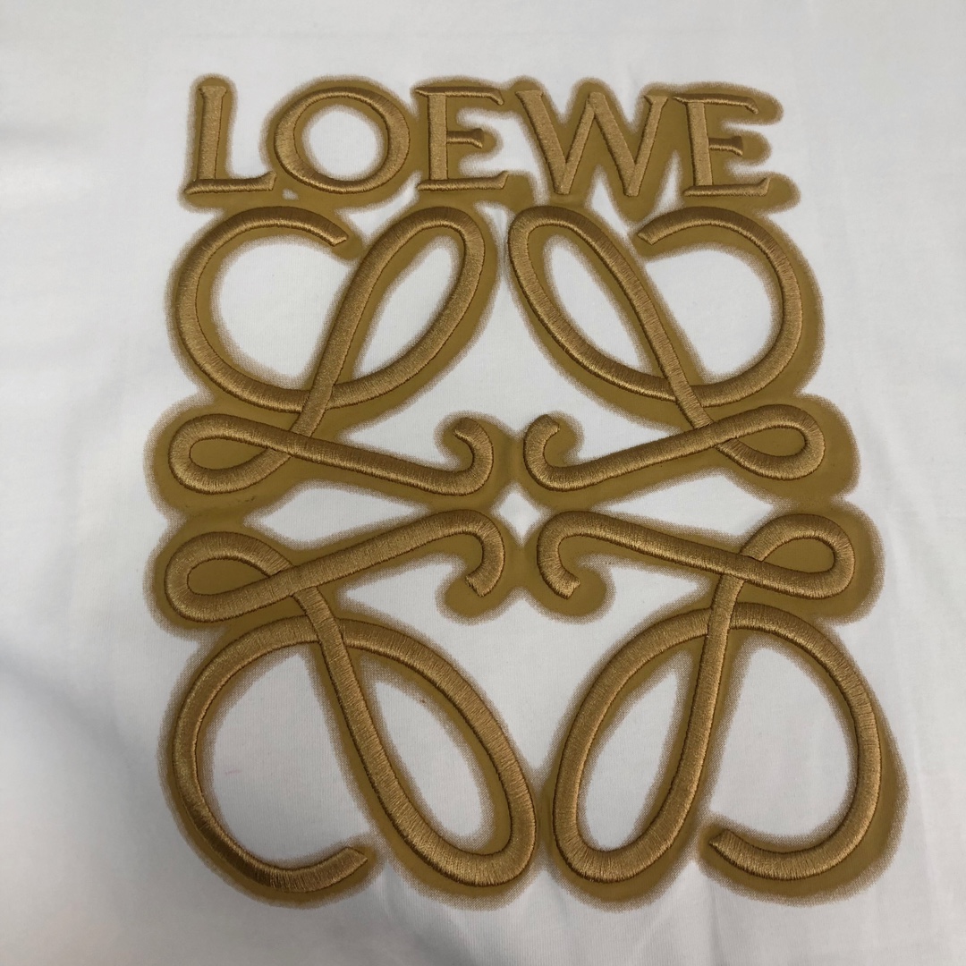 105💰  C✨LOEWE 罗意威   24ss专柜同款圆领短袖T恤～重工刺绣logo设计～定制棉质面料～ 厚板立体！衣服偏厚使整体高透气和柔软性的质感更加凸显，饱满的棉质感引起极度舒适。高端人士必备单品，原厂辅料三标齐全！男女同款！
颜色：黑色 杏色 
尺码：XS S M L（偏大版型！下单请报身高体重！）
