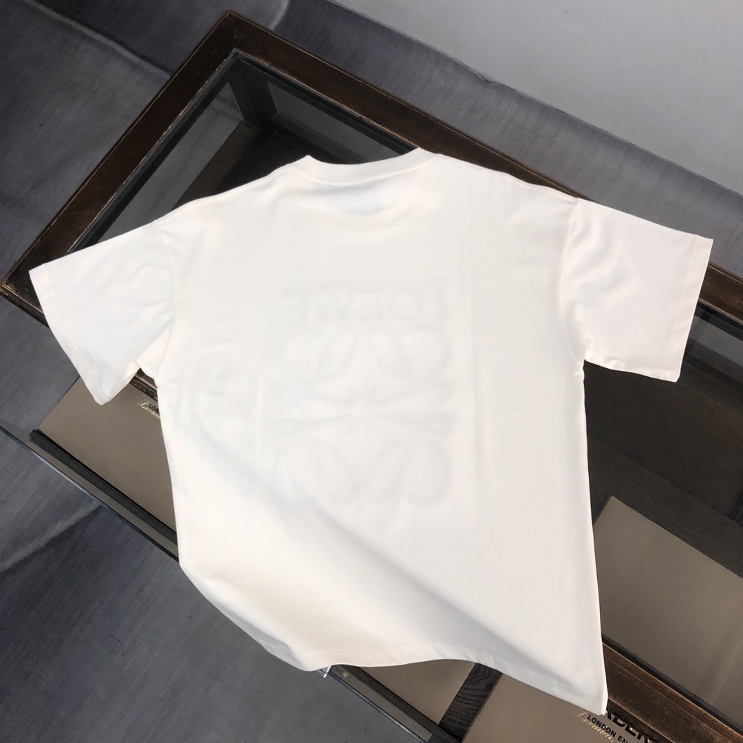 105💰  C✨LOEWE 罗意威   24ss专柜同款圆领短袖T恤～重工刺绣logo设计～定制棉质面料～ 厚板立体！衣服偏厚使整体高透气和柔软性的质感更加凸显，饱满的棉质感引起极度舒适。高端人士必备单品，原厂辅料三标齐全！男女同款！
颜色：黑色 杏色 
尺码：XS S M L（偏大版型！下单请报身高体重！）