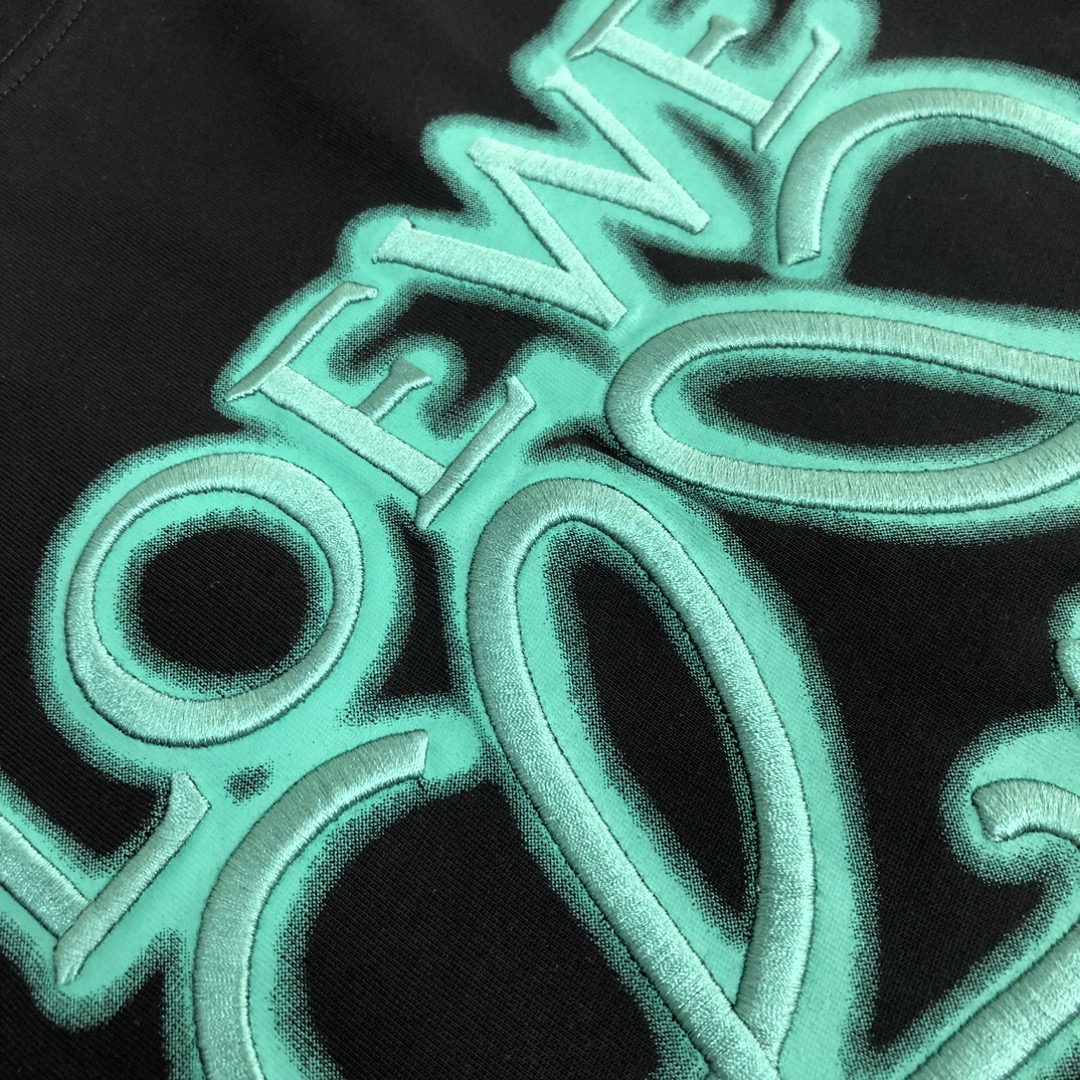 105💰 C✨LOEWE 罗意威   24ss专柜同款圆领短袖T恤～重工刺绣logo设计～定制棉质面料～ 厚板立体！衣服偏厚使整体高透气和柔软性的质感更加凸显，饱满的棉质感引起极度舒适。高端人士必备单品，原厂辅料三标齐全！男女同款！
颜色：黑色 杏色 
尺码：XS S M L（偏大版型！下单请报身高体重！）