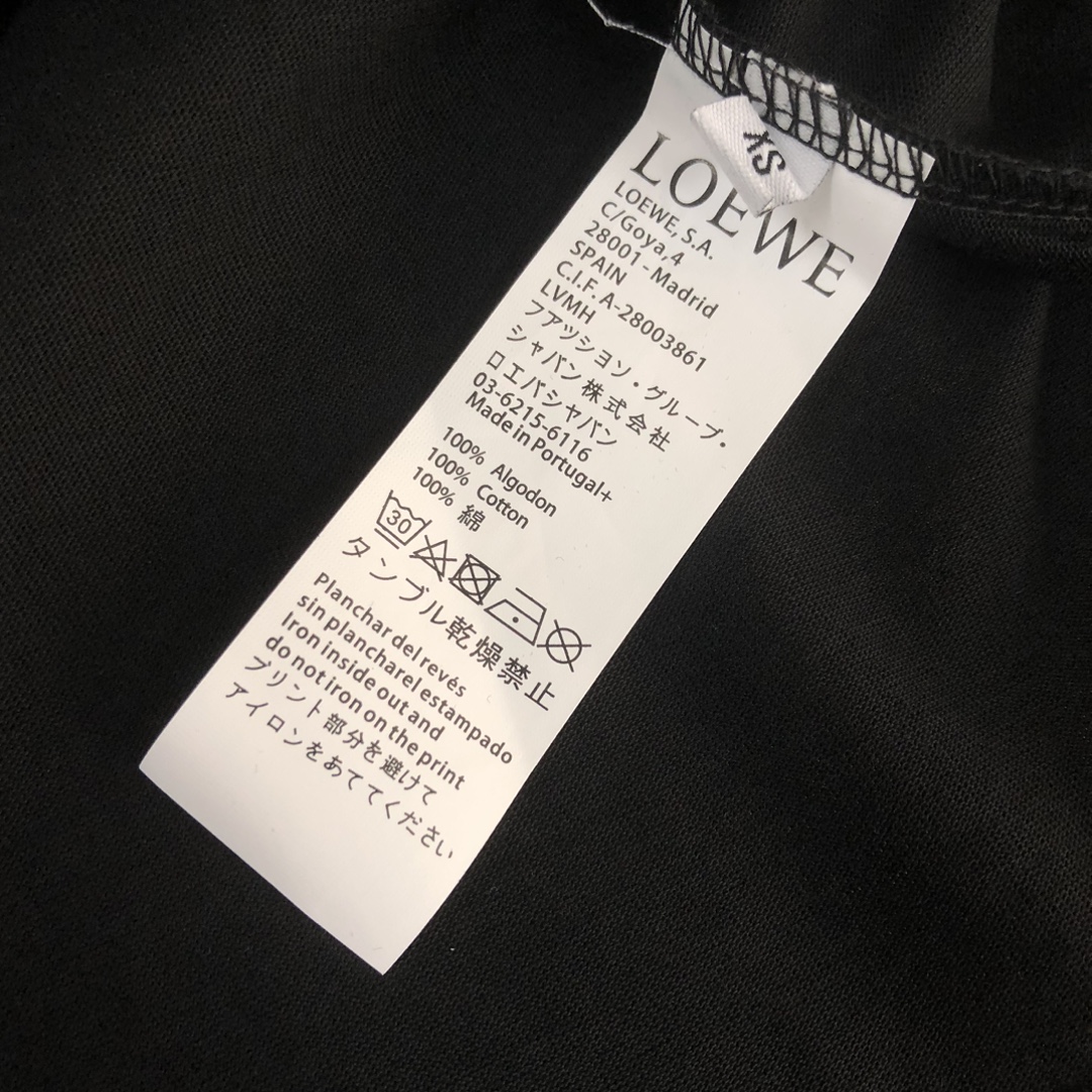 105💰 C✨LOEWE 罗意威   24ss专柜同款圆领短袖T恤～重工刺绣logo设计～定制棉质面料～ 厚板立体！衣服偏厚使整体高透气和柔软性的质感更加凸显，饱满的棉质感引起极度舒适。高端人士必备单品，原厂辅料三标齐全！男女同款！
颜色：黑色 杏色 
尺码：XS S M L（偏大版型！下单请报身高体重！）