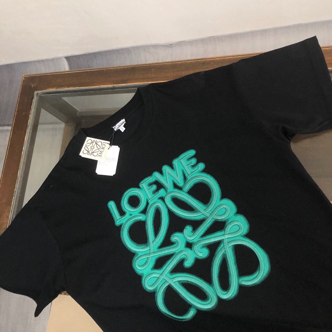105💰 C✨LOEWE 罗意威   24ss专柜同款圆领短袖T恤～重工刺绣logo设计～定制棉质面料～ 厚板立体！衣服偏厚使整体高透气和柔软性的质感更加凸显，饱满的棉质感引起极度舒适。高端人士必备单品，原厂辅料三标齐全！男女同款！
颜色：黑色 杏色 
尺码：XS S M L（偏大版型！下单请报身高体重！）