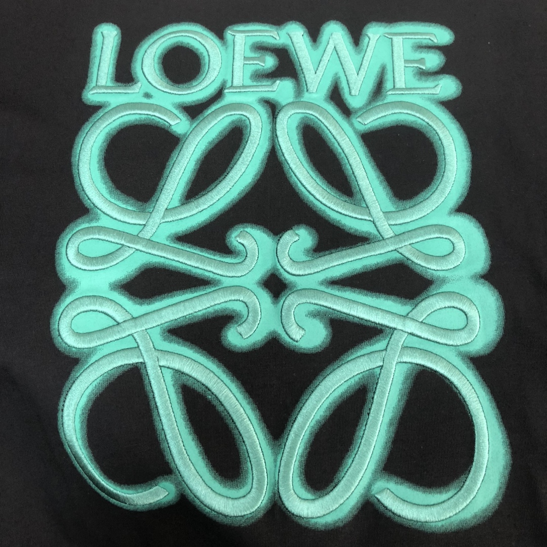 105💰 C✨LOEWE 罗意威   24ss专柜同款圆领短袖T恤～重工刺绣logo设计～定制棉质面料～ 厚板立体！衣服偏厚使整体高透气和柔软性的质感更加凸显，饱满的棉质感引起极度舒适。高端人士必备单品，原厂辅料三标齐全！男女同款！
颜色：黑色 杏色 
尺码：XS S M L（偏大版型！下单请报身高体重！）
