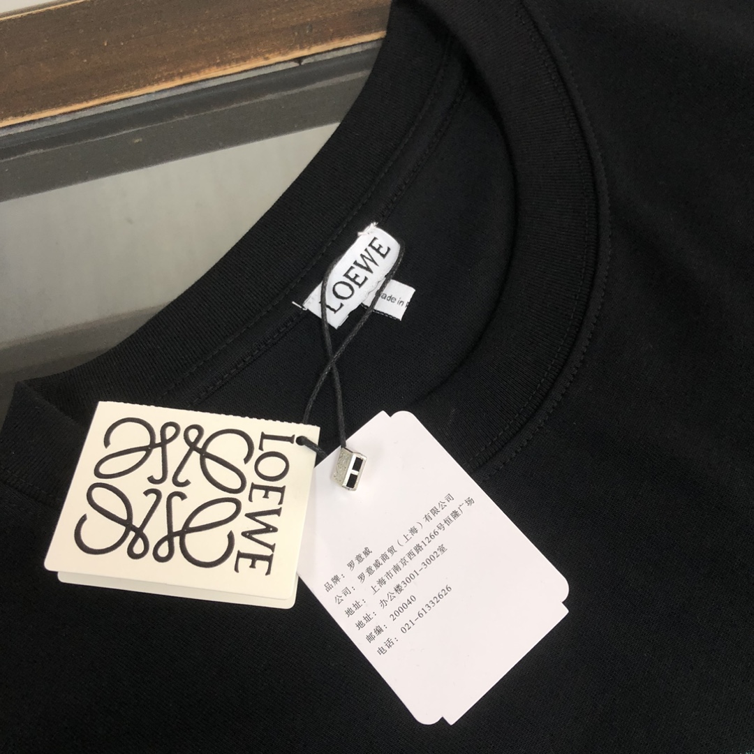 105💰 C✨LOEWE 罗意威   24ss专柜同款圆领短袖T恤～重工刺绣logo设计～定制棉质面料～ 厚板立体！衣服偏厚使整体高透气和柔软性的质感更加凸显，饱满的棉质感引起极度舒适。高端人士必备单品，原厂辅料三标齐全！男女同款！
颜色：黑色 杏色 
尺码：XS S M L（偏大版型！下单请报身高体重！）