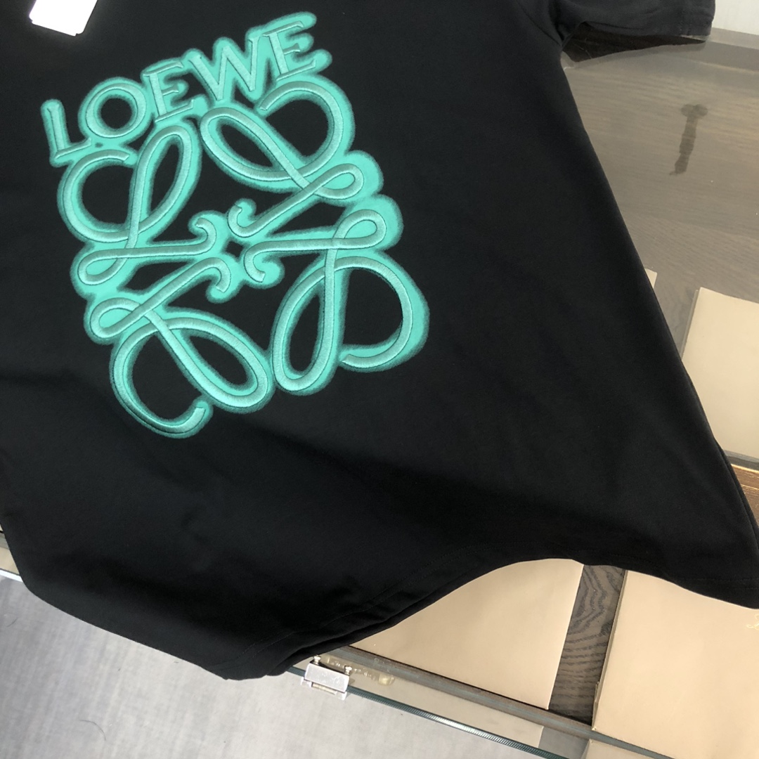 105💰 C✨LOEWE 罗意威   24ss专柜同款圆领短袖T恤～重工刺绣logo设计～定制棉质面料～ 厚板立体！衣服偏厚使整体高透气和柔软性的质感更加凸显，饱满的棉质感引起极度舒适。高端人士必备单品，原厂辅料三标齐全！男女同款！
颜色：黑色 杏色 
尺码：XS S M L（偏大版型！下单请报身高体重！）