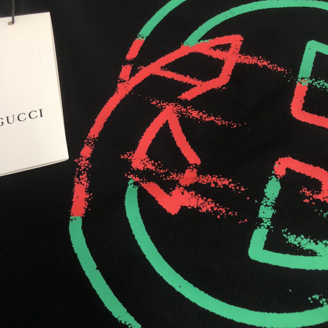 105💰  C✨GUCCI 古驰  24ss专柜同款圆领短袖T恤～撞色logo印花～ 定制棉质面料 ～ 厚板立体！衣服偏厚使整体高透气和柔软性的质感更加凸显，饱满的棉质感引起极度舒适。高端人士必备单品，原厂辅料三标齐全！男女同款！
颜色：黑色 杏色
尺码：XS S M L（偏大版型！下单请报身高体重！）