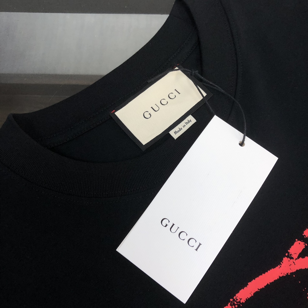 105💰  C✨GUCCI 古驰  24ss专柜同款圆领短袖T恤～撞色logo印花～ 定制棉质面料 ～ 厚板立体！衣服偏厚使整体高透气和柔软性的质感更加凸显，饱满的棉质感引起极度舒适。高端人士必备单品，原厂辅料三标齐全！男女同款！
颜色：黑色 杏色
尺码：XS S M L（偏大版型！下单请报身高体重！）
