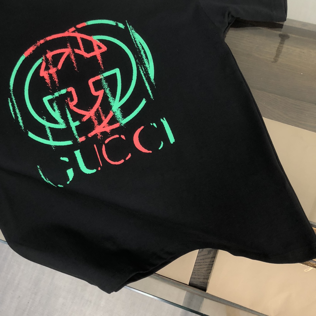 105💰  C✨GUCCI 古驰  24ss专柜同款圆领短袖T恤～撞色logo印花～ 定制棉质面料 ～ 厚板立体！衣服偏厚使整体高透气和柔软性的质感更加凸显，饱满的棉质感引起极度舒适。高端人士必备单品，原厂辅料三标齐全！男女同款！
颜色：黑色 杏色
尺码：XS S M L（偏大版型！下单请报身高体重！）