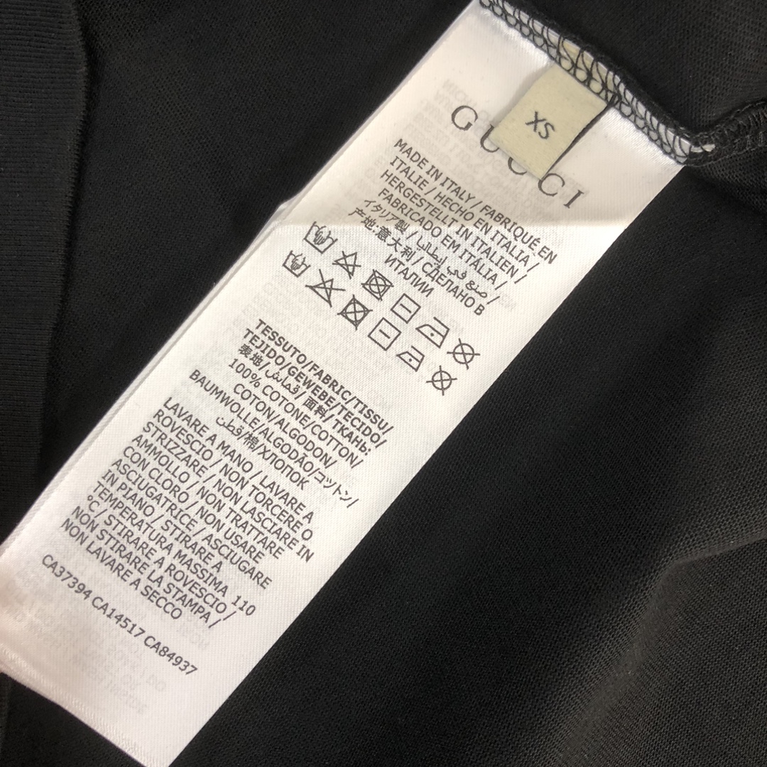 105💰  C✨GUCCI 古驰  24ss专柜同款圆领短袖T恤～撞色logo印花～ 定制棉质面料 ～ 厚板立体！衣服偏厚使整体高透气和柔软性的质感更加凸显，饱满的棉质感引起极度舒适。高端人士必备单品，原厂辅料三标齐全！男女同款！
颜色：黑色 杏色
尺码：XS S M L（偏大版型！下单请报身高体重！）