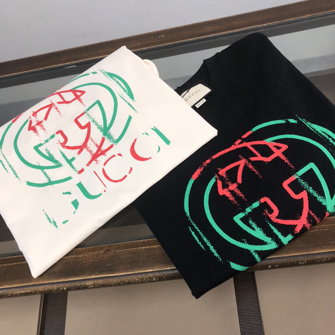 105💰  C✨GUCCI 古驰  24ss专柜同款圆领短袖T恤～撞色logo印花～ 定制棉质面料 ～ 厚板立体！衣服偏厚使整体高透气和柔软性的质感更加凸显，饱满的棉质感引起极度舒适。高端人士必备单品，原厂辅料三标齐全！男女同款！
颜色：黑色 杏色
尺码：XS S M L（偏大版型！下单请报身高体重！）
