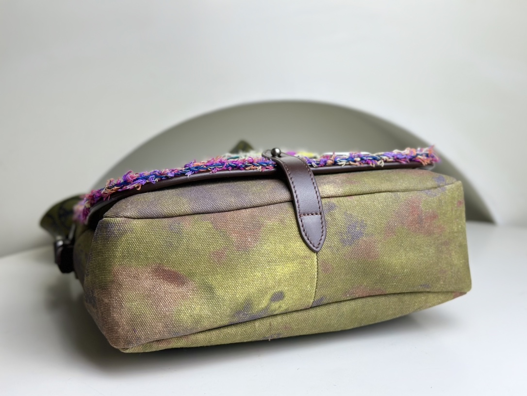 24 counters purchase the CHANEL VINTAGE anti-war bag. The capacity is enough to carry daily travel items. Whether it is paired with casual style