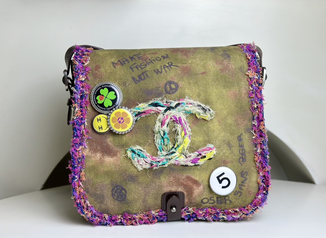 24 counters purchase the CHANEL VINTAGE anti-war bag. The capacity is enough to carry daily travel items. Whether it is paired with casual style