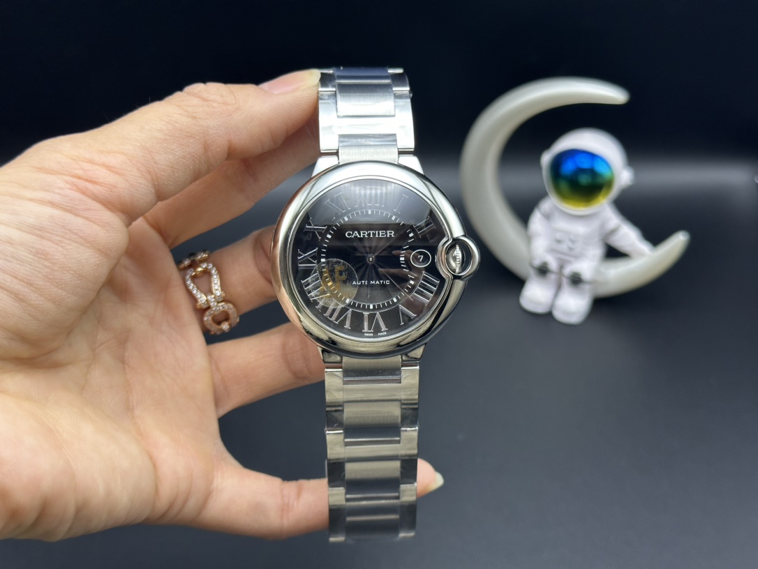 NO:148492,AF transformation returns - Cartier 42mm Blue Balloon Series Watch Continues the previous excellent product quality and replaces the new packaging and new anti-counterfeiting labels, making high-quality more recognizable [Case] ​​diameter 42mm, thickness 10mm, original consistent!  The case made of stainless steel, the top sapphire crystal mirror, and the crescent opening are exactly the same. All can be interchanged with original authentic watch parts!  Extremely detailed!  [Dial] The dial design of the round balloon uses the round arc just right, the guilloche dial, the sword-shaped hand, the classic dial that is hard to refuse, and the Roman numeral hour markers deviate from the trajectory under the guidance of the deep blue crown. The original Swiss burnt steel blue hands and the authentic spinel gem handle. Each one is not something that domestic manufacturers can do!  The temperament of the entire watch is exactly the same as that of the genuine one. AF series of dials in a variety of colors and materials are available to choose from, meeting daily dress matching. [Brack Chain] The 316 stainless steel case bracelet, folding buckle, and superb craftsmanship creates a wearable comfort far beyond those of its peers. The steel band bracelet has small tolerances, no gaps, smooth joint movement, and extremely fine!  There are also imported high-end American crocodile leather watch straps, available in a variety of colors!  【Movement】Exclusively uses NH05 movement, accurate time and excellent quality!  It is difficult to tell whether the movement is true or false when it is opened and tested!  A great choice!  AF joins hands with higher quality craftsmanship with a brand new image to bring new high-quality Cartier blue balloons to watch friends!  cartier crocodile skin19860909AF蜕变归来——卡地亚42mm蓝气球系列腕表 延续以往优异的产品质量更换全新包装和全新防伪标,让高品质更有识别性【表壳】直径42毫米,厚度10毫米,原装一致！精钢材质表壳,最顶级蓝宝水晶镜面,月牙开口一模一样.全部可与原装正品手表零件互换！精细无比！【表盘】圆形气球的表盘设计,将圆润的弧线运用得恰到好处,扭索雕纹表盘,剑形指针,难以拒绝的经典表盘,罗马数字时标在深邃的幽蓝表冠指引下偏离了轨迹.瑞士原装烧钢蓝指针和真品尖晶宝石把头.每一样都不是国内厂家能做到的！整只腕表的气质与正品如出一辙.AF全系列多款颜色和材质的表盘可供选择,满足日常着装搭配.【表链】316精钢材质表壳表链,折叠扣,高超的工艺水平塑造出远超同行的佩戴舒适性,钢带表链公差小,无缝隙,关节活动顺滑,精细无比！也有进口高级美洲鳄鱼皮表带,多种色彩可选！【机芯】独家采用NH05机芯,走时精准,品质优良！开盖验机芯,都很难辩识真假！超值之选！ AF以全新形象携手更高品质工艺,为表友带来全新精品卡地亚蓝气球！,,cartier,crocodile skin,Watch