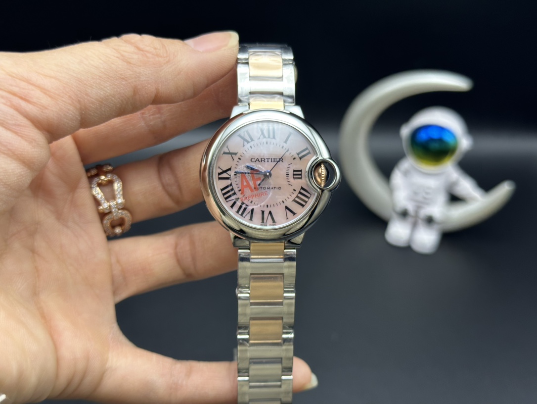 NO:148501,AF transformation returns - Cartier 33mm blue balloon series watch (equipped with quick disassembly chain system) Continue the previous excellent product quality and replace it with a new packaging and a new anti-counterfeiting standard, making high-quality more recognizable [case] diameter 33mm, thickness 10mm, original consistent!  The case made of stainless steel, the top sapphire crystal mirror, and the crescent opening are exactly the same. All can be interchanged with original authentic watch parts!  Extremely detailed!  [Dial] The dial design of the round balloon uses the round arc just right, the guilloche dial, the sword-shaped hand, the classic dial that is hard to refuse, and the Roman numeral hour markers deviate from the trajectory under the guidance of the deep blue crown. The original Swiss burnt steel blue hands and the authentic spinel gem handle. Each one is not something that domestic manufacturers can do!  The temperament of the entire watch is exactly the same as that of the genuine one. AF series of dials in a variety of colors and materials are available to choose from, meeting daily dressing matching. [Brack Chain] 316 stainless steel quick-removing chain, folding buckle, taking into account comfort and convenience. One-click to quickly remove the bracelet. The steel band bracelet has small tolerances, no gaps, smooth joint movement, and extremely fine!  【Movement】Exclusively uses NH05 movement, accurate time and excellent quality!  It is difficult to tell whether the movement is true or false when it is opened and tested!  A great choice!  AF joins hands with higher quality craftsmanship with a brand new image to bring new high-quality Cartier blue balloons to watch friends!  , cartier19860909AF蜕变归来——卡地亚33mm蓝气球系列腕表（搭载快拆表链系统） 延续以往优异的产品质量更换全新包装和全新防伪标,让高品质更有识别性【表壳】直径33毫米,厚度10毫米,原装一致！精钢材质表壳,最顶级蓝宝水晶镜面,月牙开口一模一样.全部可与原装正品手表零件互换！精细无比！【表盘】圆形气球的表盘设计,将圆润的弧线运用得恰到好处,扭索雕纹表盘,剑形指针,难以拒绝的经典表盘,罗马数字时标在深邃的幽蓝表冠指引下偏离了轨迹.瑞士原装烧钢蓝指针和真品尖晶宝石把头.每一样都不是国内厂家能做到的！整只腕表的气质与正品如出一辙.AF全系列多款颜色和材质的表盘可供选择,满足日常着装搭配.【表链】316精钢材质快拆表链,折叠扣,兼顾舒适性与便利性,一键可快速拆卸表链,钢带表链公差小,无缝隙,关节活动顺滑,精细无比！【机芯】独家采用NH05机芯,走时精准,品质优良！开盖验机芯,都很难辩识真假！超值之选！ AF以全新形象携手更高品质工艺,为表友带来全新精品卡地亚蓝气球！,,cartier,Watch