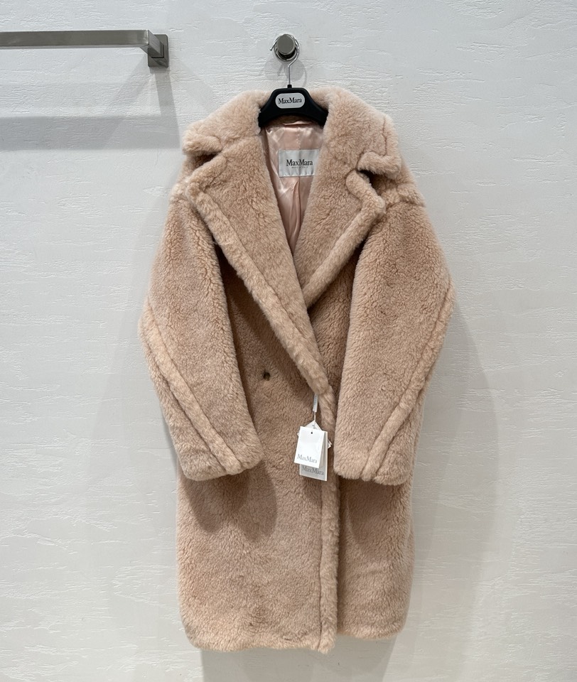 NO:931049,Hot item recommendation: The market’s exclusive and highest version of Max TeddyBear’s most classic and popular silhouette mid-length coat!  A coat that is popular among celebrity internet celebrities and ins bloggers!  The original version of the couple's model for men and women can be purchased for five figures. The large-profile version has inherent advantages. It is lazy and classy and does not choose anyone!  The Oversize silhouette is very tolerant to your figure, and the hem moves with your steps to highlight the aura of a queen!  The original customized version of the oversized airplane collar makes your face look smaller!  Japanese Bemberg lining, anti-snagging and anti-static, low-key luxury!  Original customized fabric imported 84 camel velvet, 12 mulberry silk, 4 camel hair!  Light as a cloud yet warm!  Natural horn buckle!  Crystal clear and more precious!  Perfect workmanship depends on the details, complete with three-standard dust-proof bag packaging!  XS/S/M. S size bust 130, dropped shoulder sleeve length 71, dress length 108., Maxmara-Clothing,19860909爆单推荐市场独家最高版本Max TeddyBear最经典最火爆的廓形中长款大衣！各路明星网红ins博主热衷的一款大衣！男女同款情侣款原版五位数购入开版大轮廓的版型,有着与生俱来的优势,慵懒有范儿不挑人！Over size大廓形对身材包容性极大,衣摆随步伐而动凸显女王气场！原版定制版型超大飞机领,显得脸更小！日本宾霸里布,防勾丝防静电,低调中的奢华！原版定制面料进口84骆驼绒12桑蚕丝4骆驼毛！轻如云朵又保暖！天然牛角扣！晶莹透亮更加珍贵！完美做工品质看细节,三标齐全防尘袋包装！XS/S/M. S码胸围130,落肩袖长71,衣长108.,麦丝玛拉-服装,,Women's clothing