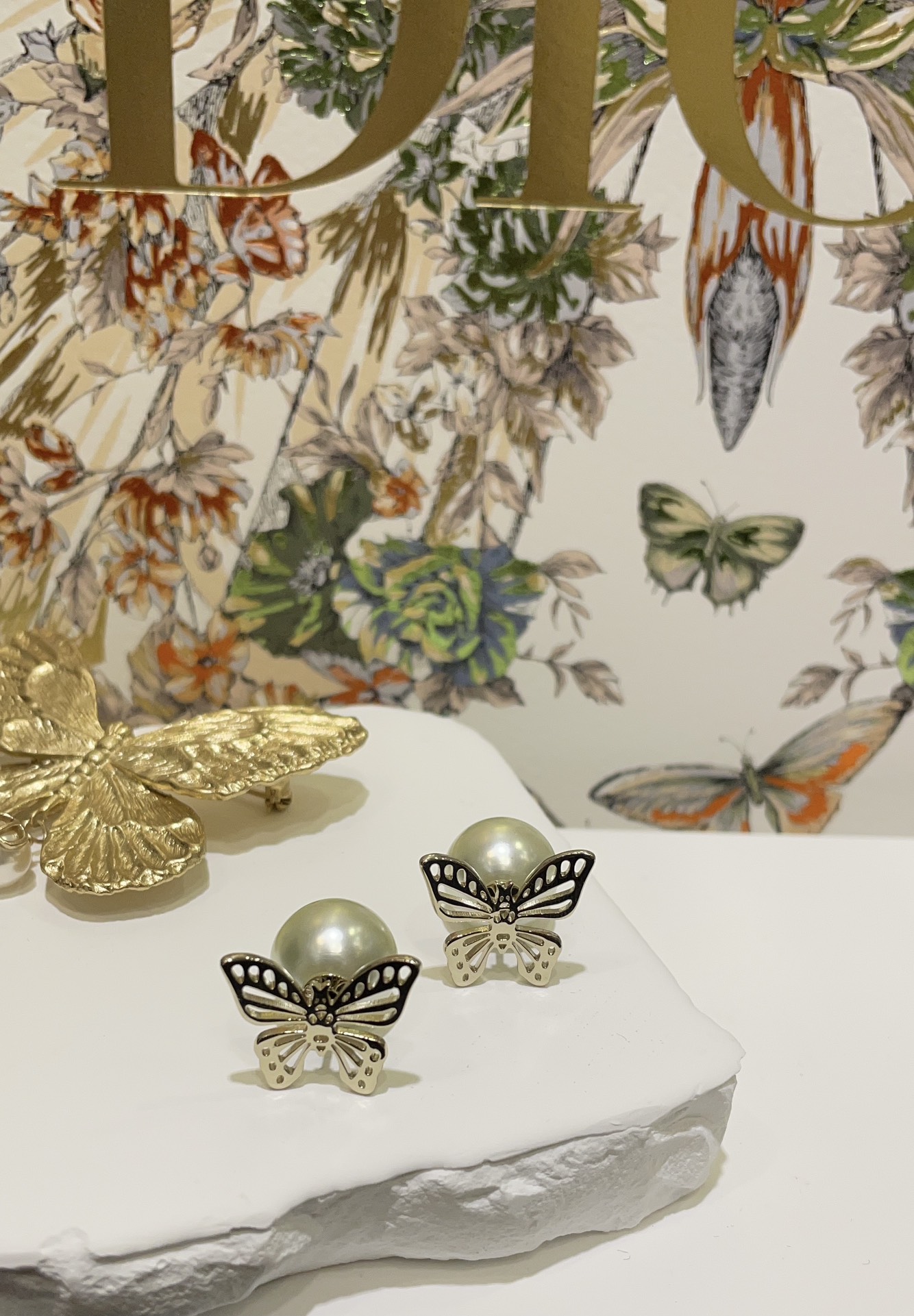 NO:633832,88160, arrived today. New gilt hollow butterfly CD pearl earrings. It freezes the perfect moment of the little butterfly spreading its wings. It is smart and cute without losing the sense of nobility. It is full of fairy spirit when worn on the ear. It is really beautiful. Purchased and developed by yb. Customized. Brass material. Earrings come with packaging, earrings, Cartier high-end jewelry.1986090988160,今日到货  新款鎏金镂空蝴蝶CD珍珠耳钉 定格小蝴蝶展翅飞翔的完美瞬间 灵动可爱又不失贵气感 佩戴上耳仙气十足 真的美得很突出 购入yb开发定制 黄铜材质 耳环带包装,,earrings,卡迪亚高端饰品,Jewelry