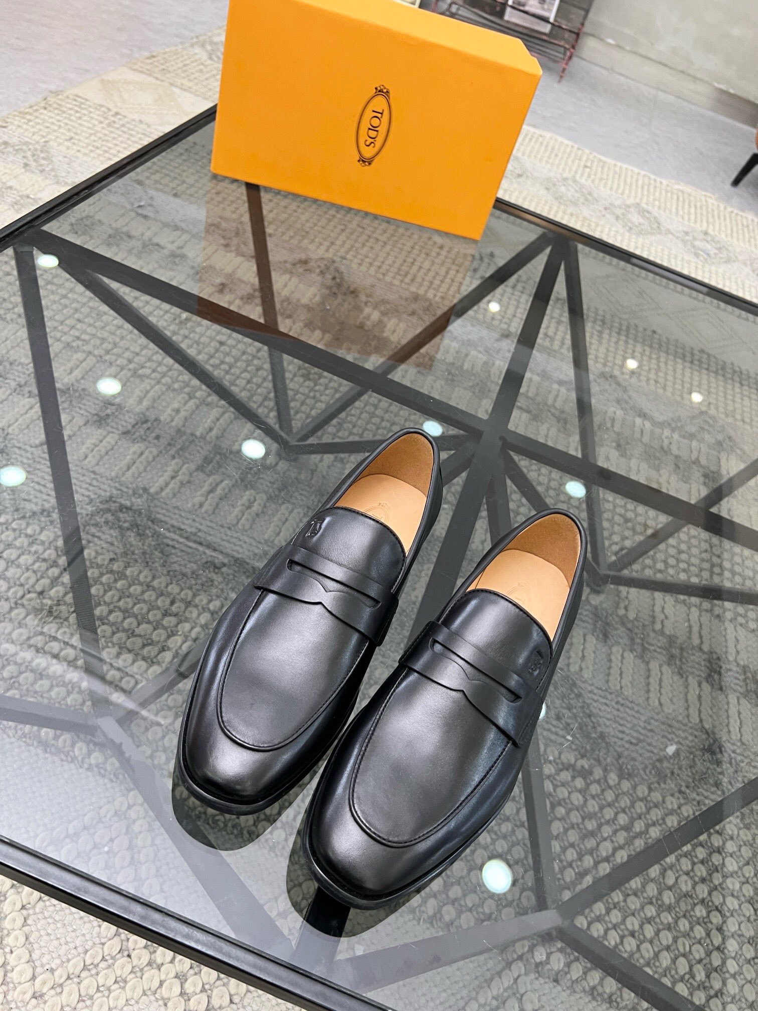 NO:218024,Brand TOD'S Color Original Color Number 39-44 Customized 38.45 Price Material Todds Men's New Loafers Foot Shoes Used top layer cowhide leather with strong texture   cowhide inner Comfortable and breathable   original Open mold Customized (general leather sole) The highest quality in the market, TOD'S leather shoes, Tod's, loafers, cowhide, Leather soles19860909品牌TOD'S 颜色原版配色 码数39-44订做38.45 价格 材质托德斯男士 新款 乐福鞋 套脚鞋 采用头层牛皮皮质感极强 牛皮内里 舒适透气 原版 开模 定制（真皮大底）市场最高品质,TOD'S皮鞋,Tod's,loafers,cowhide,Leather soles,Men's shoes