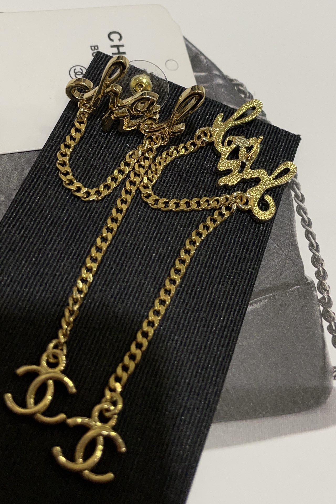 NO:632018,88170 arrived today. 24C’s new handwritten letter double C pendant gold earrings. The salty or sweet golden handwritten letter logo pattern. Paired with a small chain pendant. It is simply beautiful. The style is a bit small and special but very everyday. Extra points for temperament. Z consistent brass gold plating. Earrings with packaging. Who wears who looks good series, earrings, gold plating, Cardia high-end jewelry1986090988170今日到货 24C新款手写体字母双C吊坠金色耳钉 可盐可甜的金色手写体字母logo图案 搭配小链条吊坠 简直绝美 款式有点小特别又很日常 气质加分 z一致黄铜镀金 耳环带包装 谁戴谁好看系列,,earrings,gold plating,卡迪亚高端饰品,Jewelry