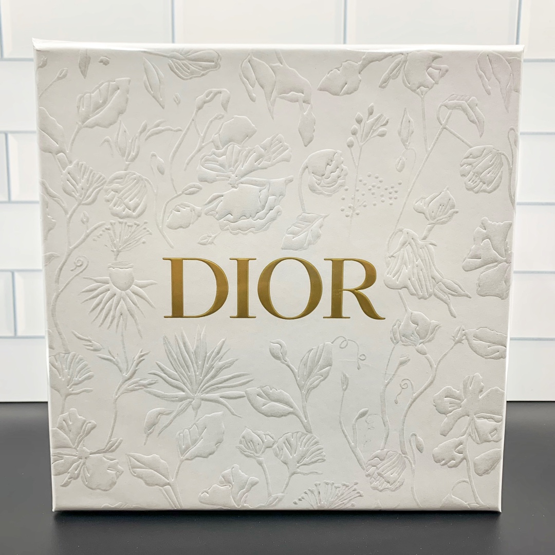Se puede incluir bolsa de regalo + etiqueta en chino ✔️ Set de dos piezas Dior Oblique! Contiene: limpiador facial de l…