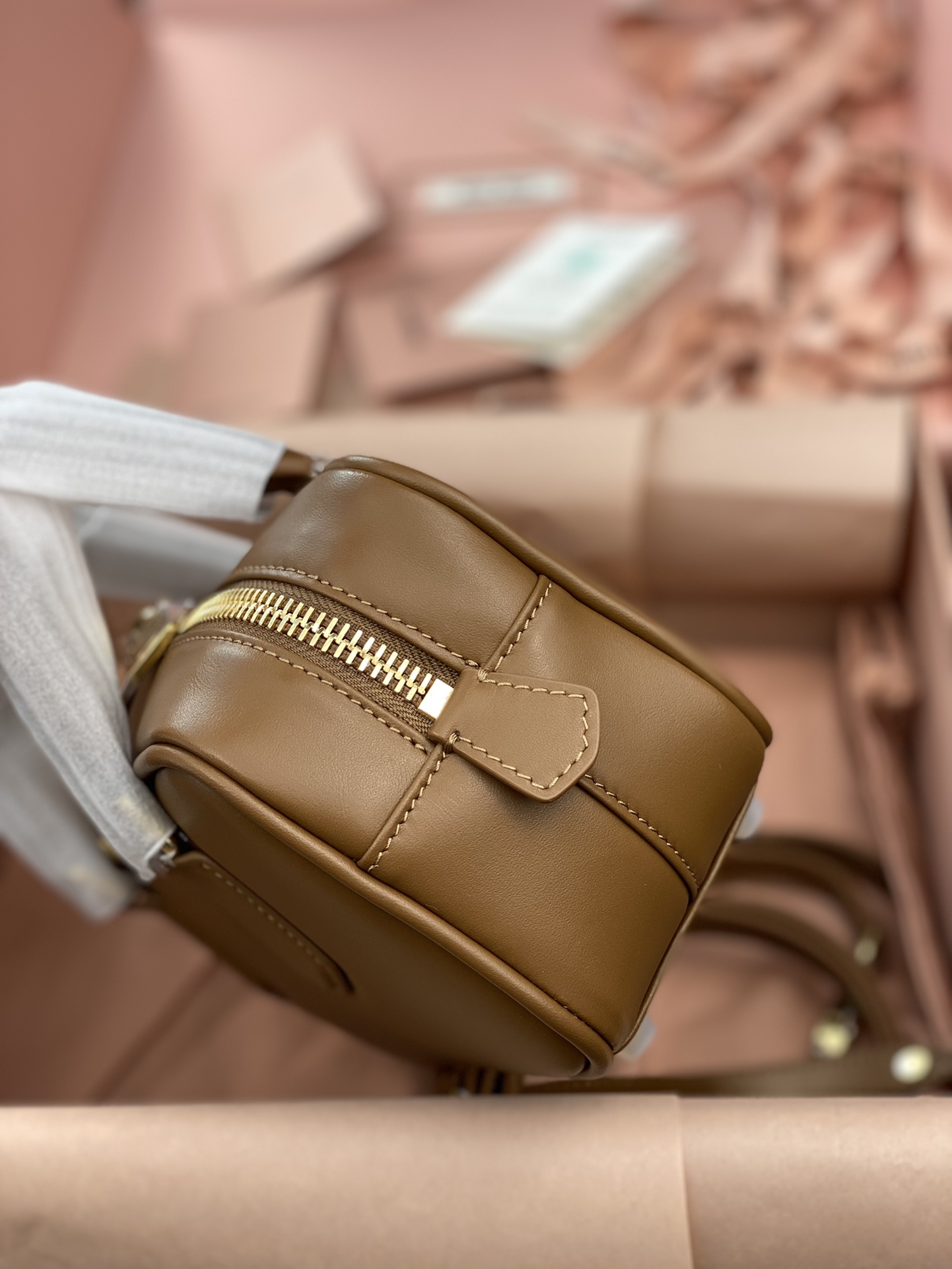 Delivery shot. Old factory bowling ball, 2046 - 图片 3