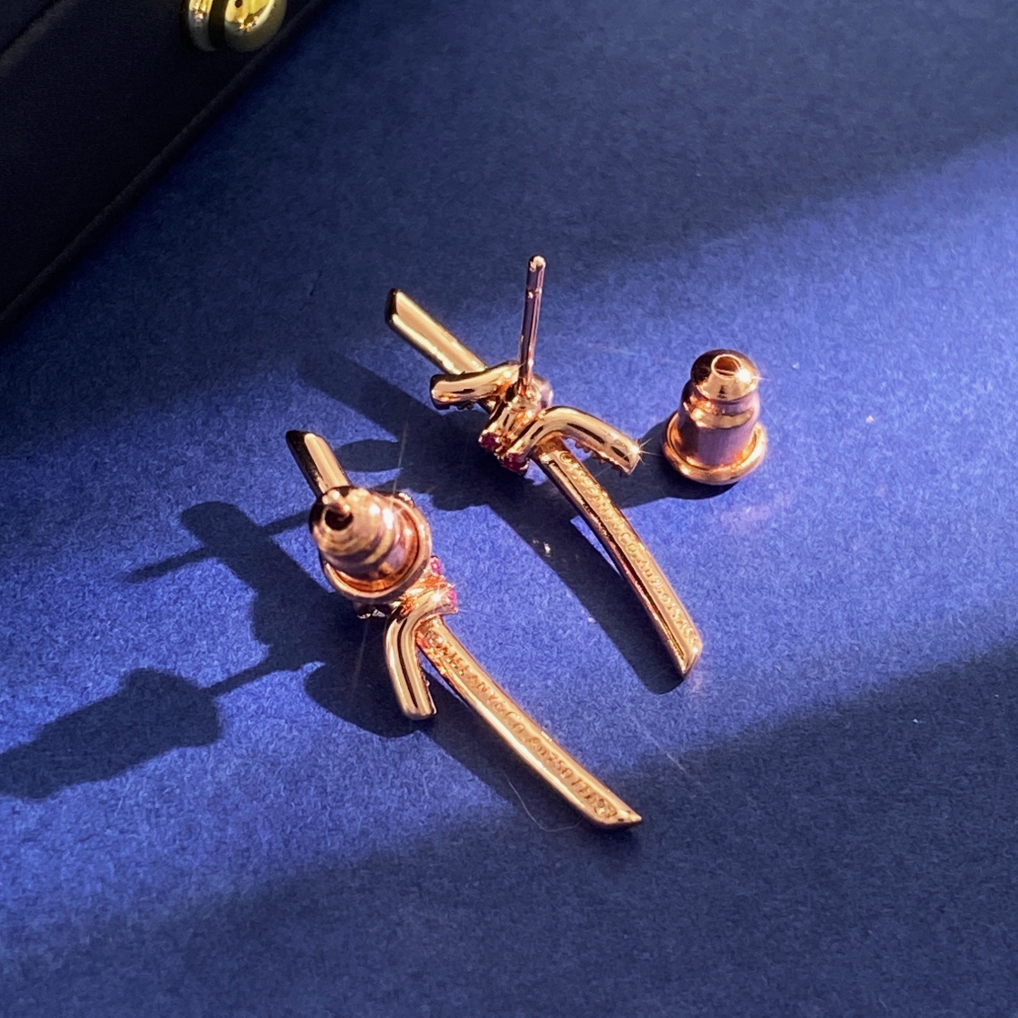 Tiffany & Co. 耳钉新款玫瑰金到货 Knot系列新款镶钻紫钻耳钉到货 黄铜材料电镀18k金 玫瑰金