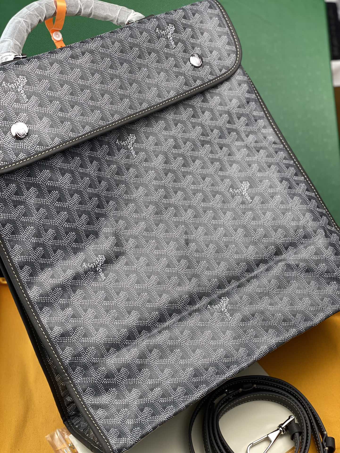 Delivery shot, dog toothplant skin, shoulder bag 1606