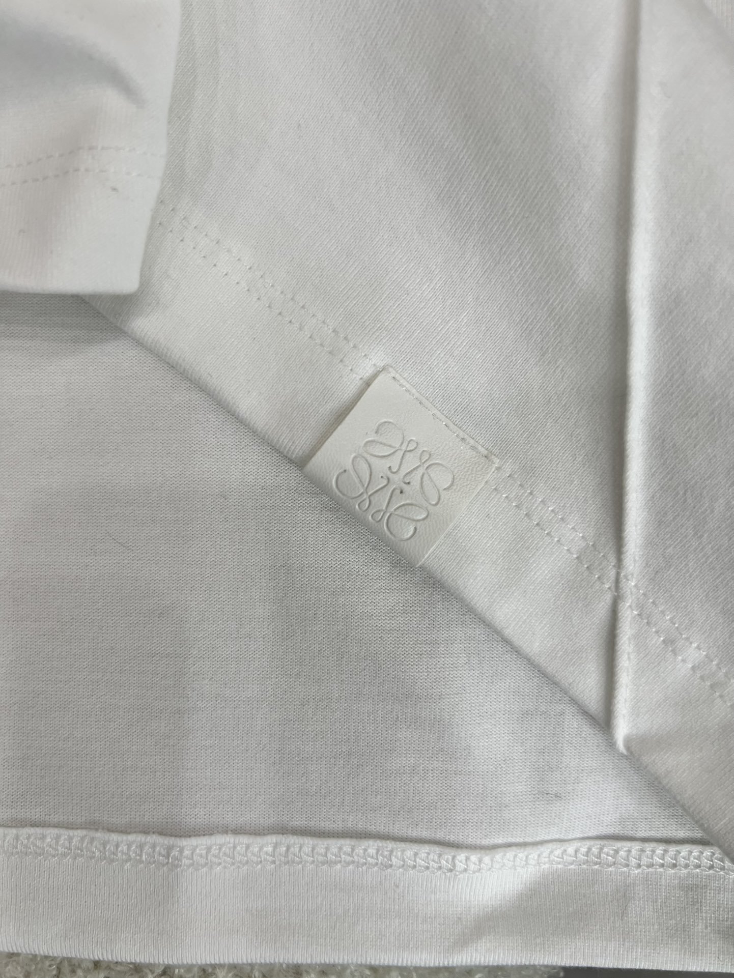 新款️！Loew*2024早春新款！几何拼接线条T恤延续经典几何设计风格线条做工精致版型宽松！不挑身材！