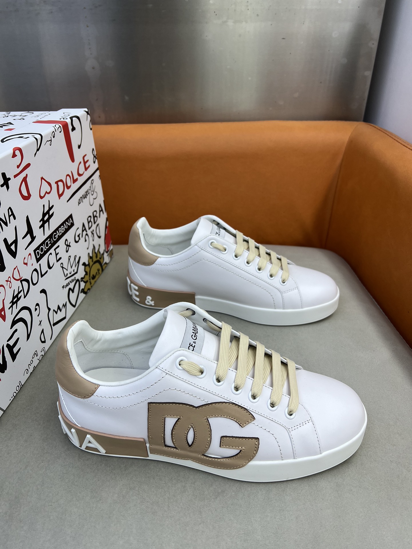 Marca real: D&G Color: Código de color original Número: 38-44 Hecho a medida 45 Material: Dolce & Gabbana® 20…