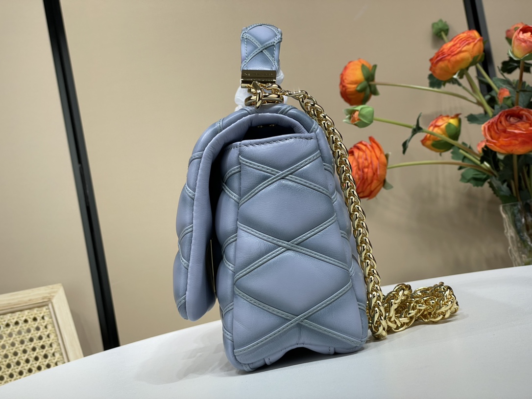 Louis Vuitton Top purchasing LV new product GO-14 medium size Twist series officially on sale M22891 24186 haze blue (diamond) lambskin inside an