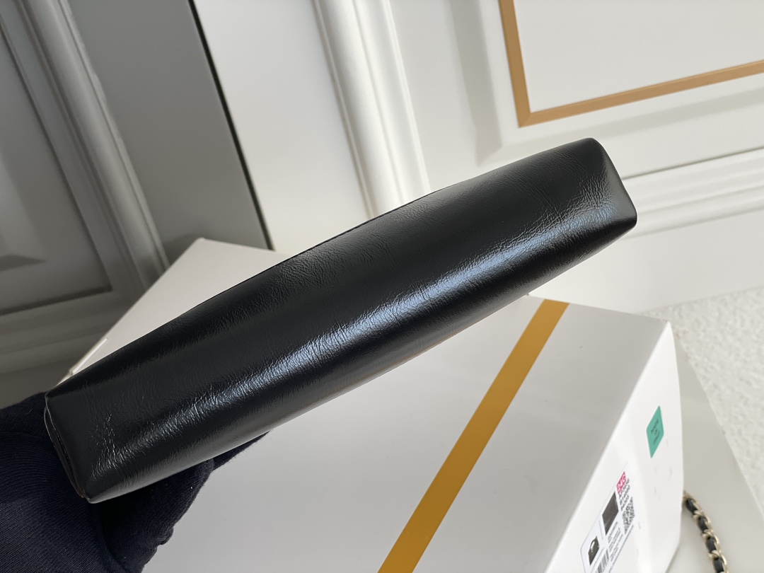 白金版️正品级包装如图高级手工坊31手袋强势回归时髦百搭采用亮色油蜡小牛皮皮面上的褶皱质感是CHANEL