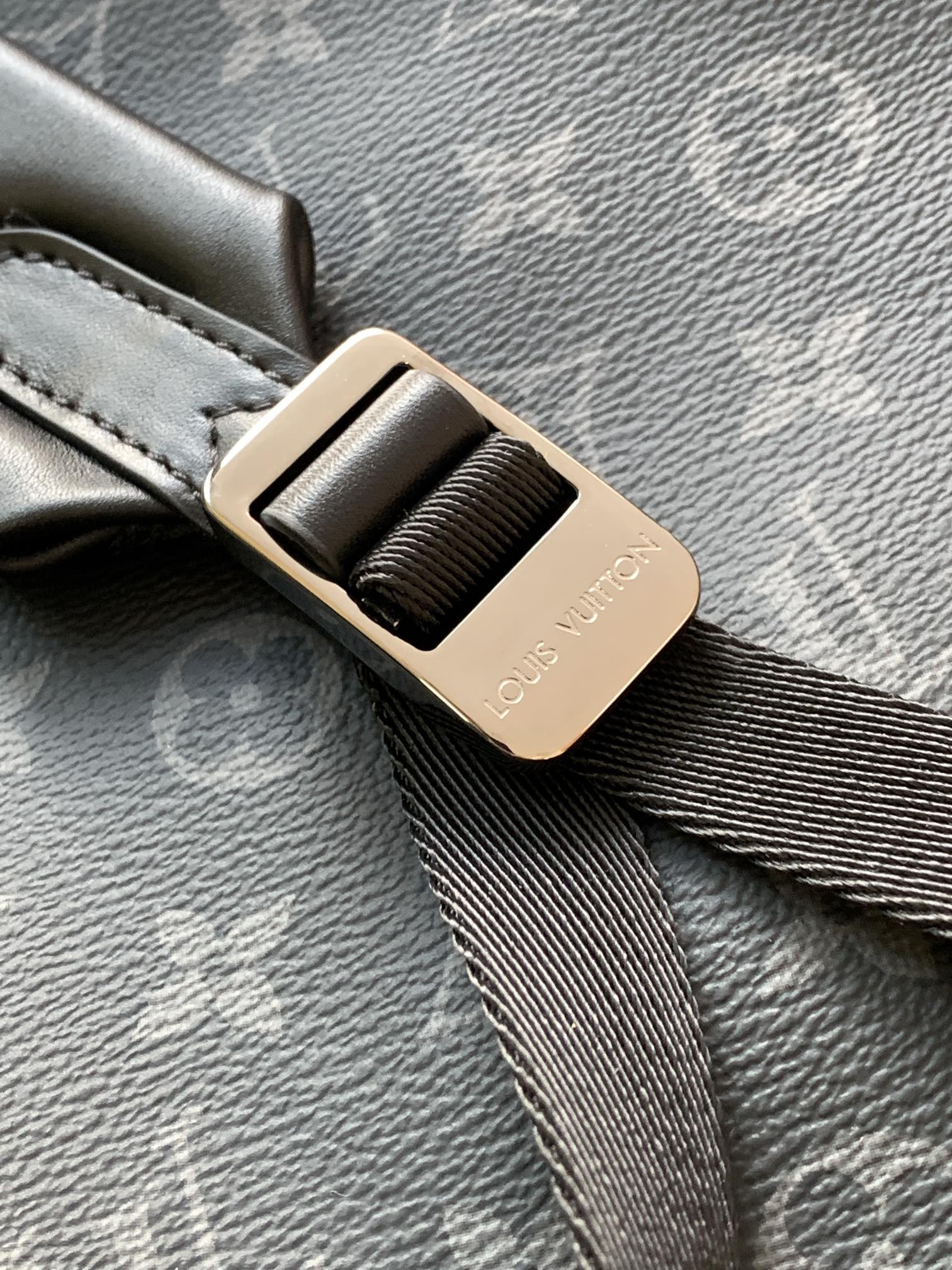 Louis Vuitton Discovery 双肩包