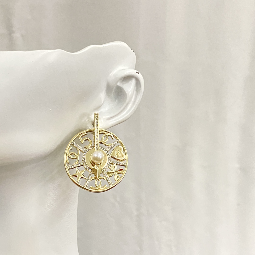  编码E1824   
🛍耳钉热销款火爆上新❣
🛍同步专柜‼独家高端品质实拍图‼代购级别‼做工精致细腻👍
