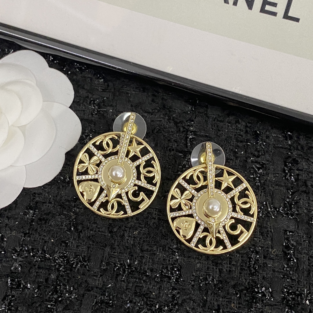  编码E1824   
🛍耳钉热销款火爆上新❣
🛍同步专柜‼独家高端品质实拍图‼代购级别‼做工精致细腻👍