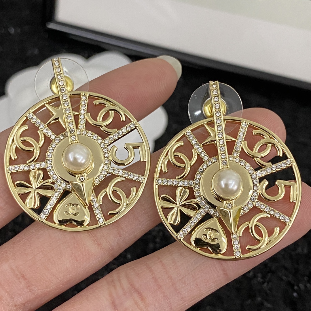  编码E1824   
🛍耳钉热销款火爆上新❣
🛍同步专柜‼独家高端品质实拍图‼代购级别‼做工精致细腻👍